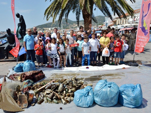 Foça'da askeri birliklerin katılımı ile sahil kıyılarında temizlik yapıldı