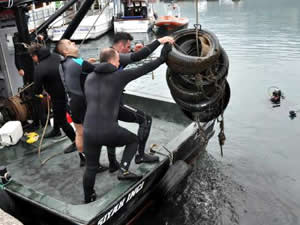 Bartın'da öğrenciler kumsalda, dalgıçlar denizde çöp topladı