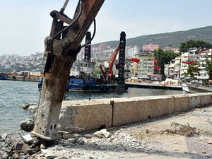 Bursa Gemlik meydanı denizle bütünleşiyor