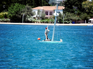 Bodrum açıklarında su alan tekne battı