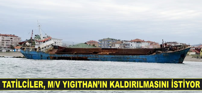 Tatilciler, karaya oturan M/V YIGITHAN isimli geminin kaldırılmasını istiyor