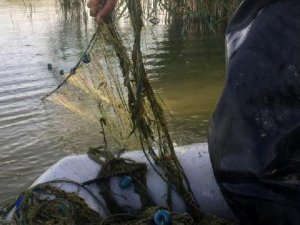 Van Gölü'nde kaçak inci kefali avı için atılan 3 kilometrelik ağ ele geçirildi