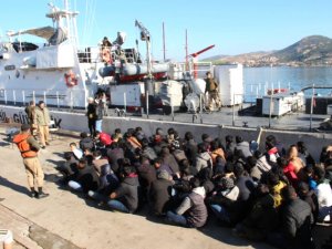 İzmir'den lastik botla Yunanistan'a geçmeye çalışan 50 kaçak yakalandı