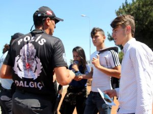 Samsun polisi denizde boğulmalara karşı Türkçe ve Arapça broşür dağıttı