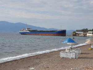 Çanakkale'de Türk bayraklı kuru yük gemisi karaya oturdu