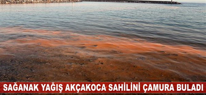 Sağanak yağış Akçakoca sahilini çamura buladı