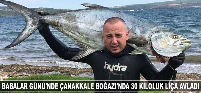 Babalar Günü'nde Çanakkale Boğazı'nda 30 kiloluk liça avladı