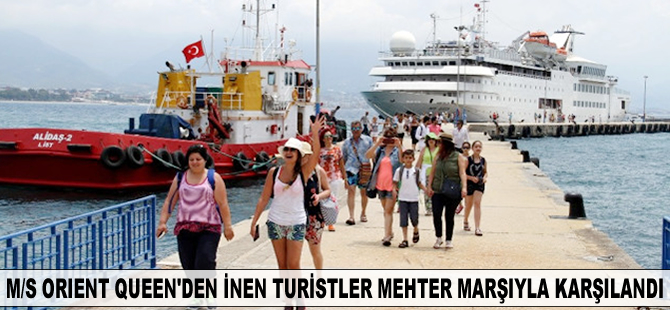 M/S Orient Queen gemisinden inen turistler mehter marşıyla karşılandı