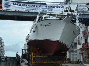 Vinçle sahile taşınan 'Serap 57' teknesi üst geçide çarptı