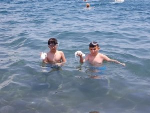 Caretta carettalar için öğrenciler deniz dibinden poşet çıkardı