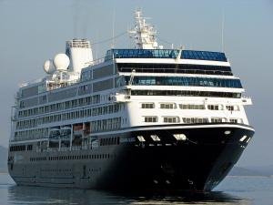 M/S Azamara Quest, 700 yolcusuyla Kuşadası Limanı'na yanaştı