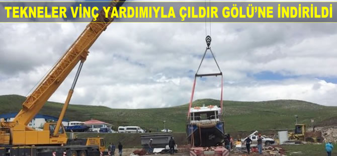 Tekneler vinç yardımıyla Çıldır Gölü’ne indirildi