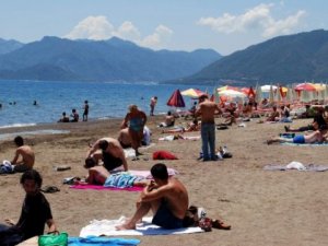 Marmaris sahilleri bayramın ilk günü tatilcilerle doldu