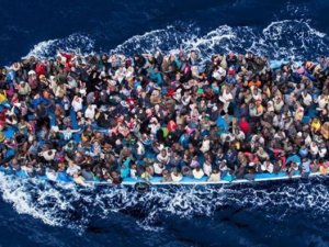 İrlanda donanma gemisi Libya açıklarında 712 mülteci kurtardı