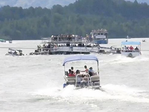 Kolombiya açıklarında 151 turisti taşıyan tekne battı