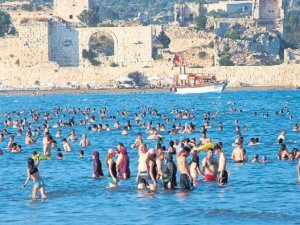 Tatilde Mersin sahilleri yerli turistle doldu