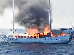 Marmaris'te 'Şenkaya' adlı gulet alev alev yandı