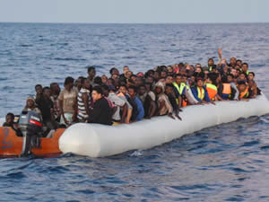 İtalya göçmenlere karşı limanlarını kapatma resti çekti