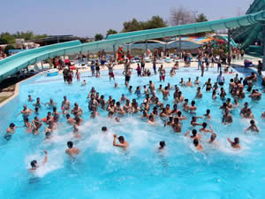 Antalya'da sahiller ve su parkları doldu