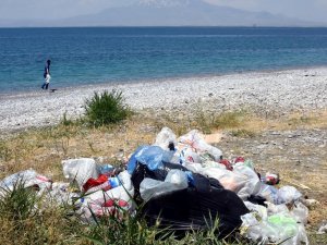 Mavi Bayraklı Ayanis sahilinde çöp yığınları oluştu