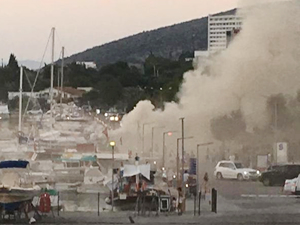 Kuşadası'nda 'Lord James' isimli yat alev aldı