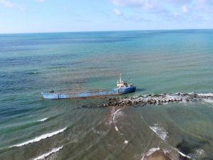 Karaya oturan gemi 'M/V YIGITHAN' şiddetli fırtına nedeniyle ikiye bölündü