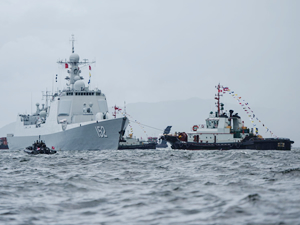 Çin'in ilk uçak gemisi Liaoning, Hong Kong Limanı'nda