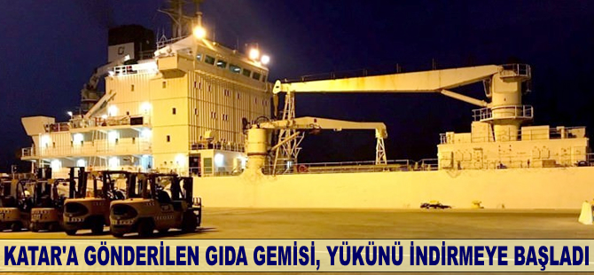 Katar'a gönderilen gıda gemisi, yükünü indirmeye başladı