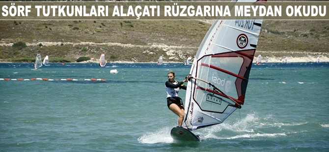 Sörf tutkunları Alaçatı rüzgarına meydan okudu