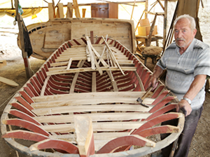 Yarım asırdır tek başına tekne yapıyor