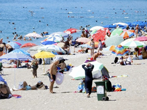 Konyaaltı Plajı sıcaktan bunalanlarla doldu