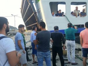 'Çanakkale' feribotu manevra yaparken iskeleye çarptı