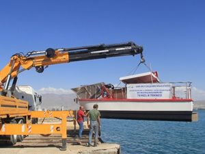 Van Gölü deniz süpürgesi ile temizleniyor