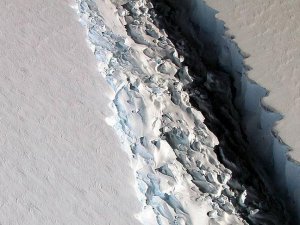Deniz taşıtları için tehlike! Trilyon tonluk buzdağı koptu