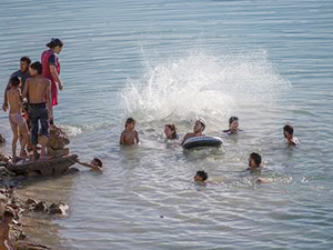 Sıcaktan bunalanlar Atatürk Barajı'na akın etti