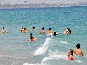 Antalya vatandaşları sahillerde sabahladı