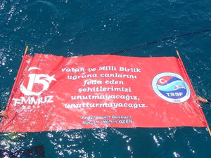 TSSF, 15 Temmuz Şehitlerini pankart açarak andı