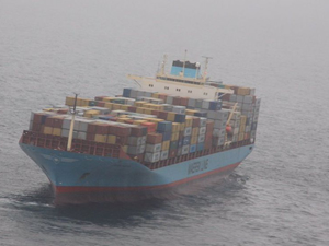 M/V Laura Maersk karaya oturmaktan kılpayı kurtuldu