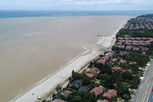 Silivri sahili yağış sonrası çamura bulandı