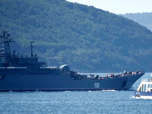 Rus savaş gemisi Çanakkale Boğazı'ndan geçti