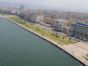 İzmir 'Birinci Kordon' denizanalarıyla doldu