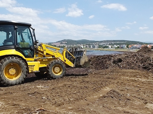 Burhaniye'de selin getirdiği çöpler denizi kirletti