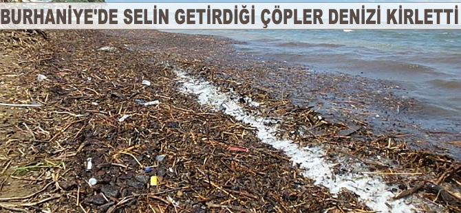 Burhaniye'de selin getirdiği çöpler denizi kirletti