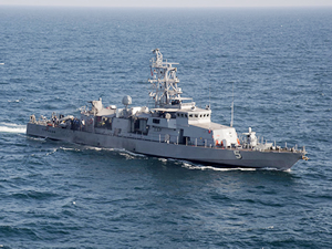 ABD savaş gemisi USS Thunderbolt, İran gemisine uyarı ateşi açtı