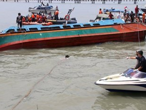 Endonezya'da sürat teknesi battı: 10 ölü