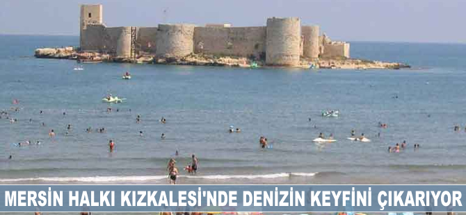 Mersin halkı Kızkalesi’nde denizin keyfini çıkarıyor