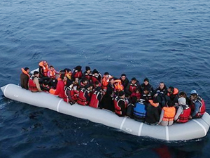 Çeşme'de 17 mültecinin bulunduğu bot battı