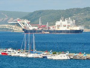 Türk Akımı boru hattı inşatında görev yapan gemi Çanakkale Boğazı'ndan geçti