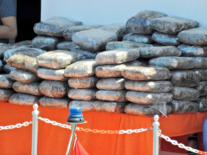 Çeşme'de demirli olan teknede 100 paket esrar bulundu