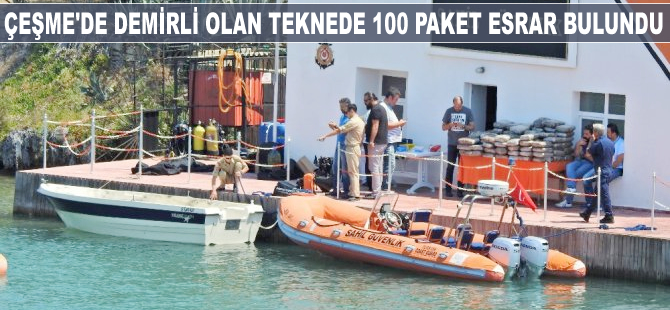 Çeşme'de demirli olan teknede 100 paket esrar bulundu